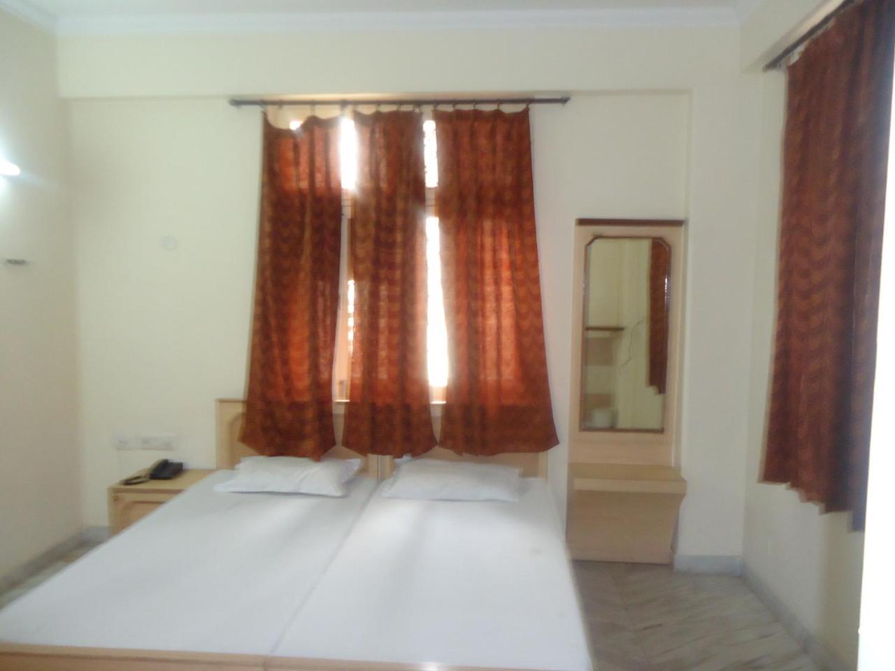 אגרה Hotel Sheela, 100M From Taj Mahal חדר תמונה