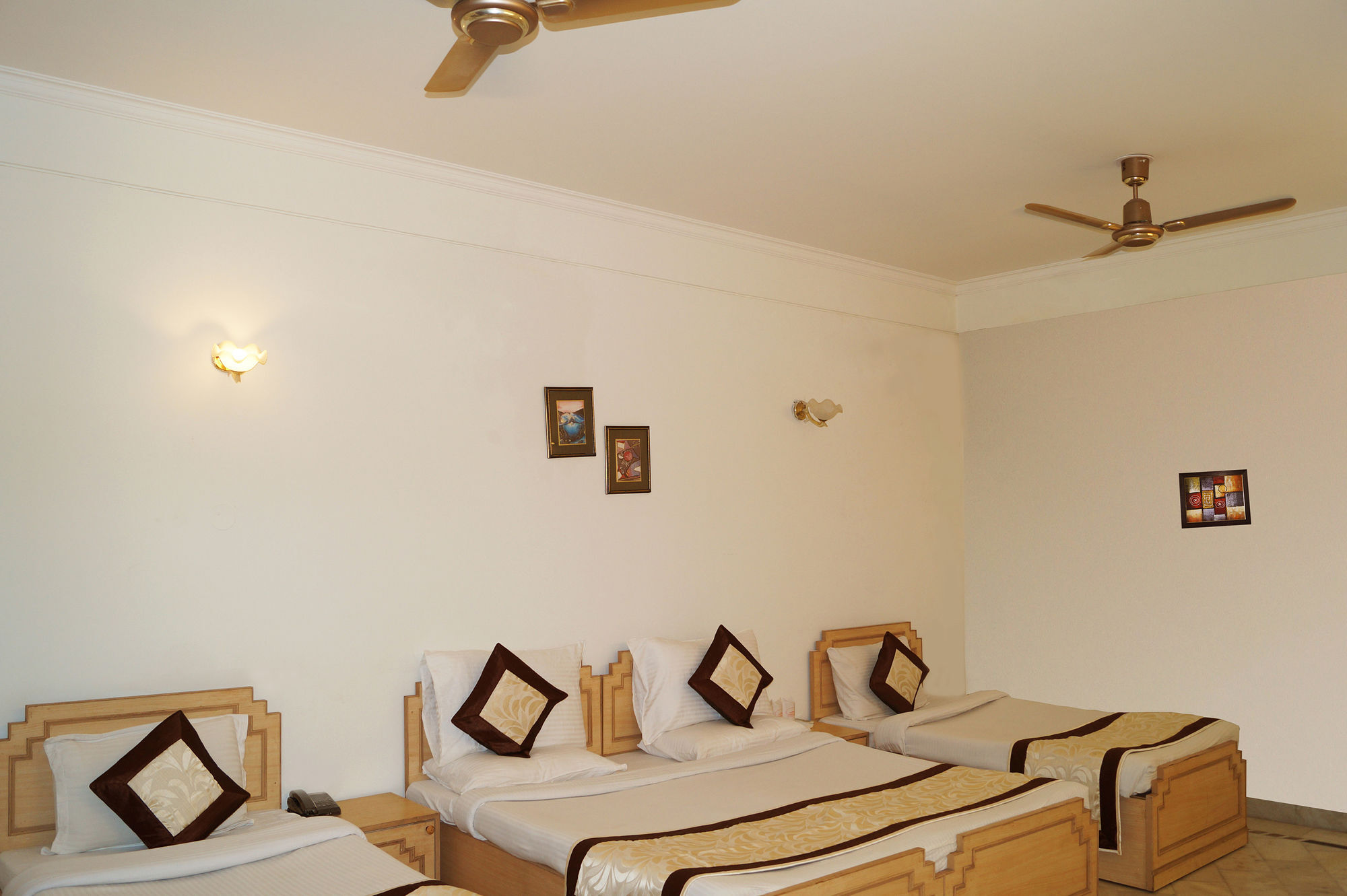אגרה Hotel Sheela, 100M From Taj Mahal מראה חיצוני תמונה